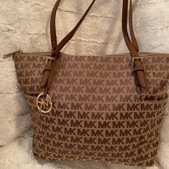 Michael Kors Jetset zipper tote - Picture 3 of 5